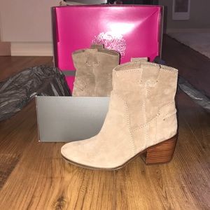 Like NEW! Vince Camuto suede boots